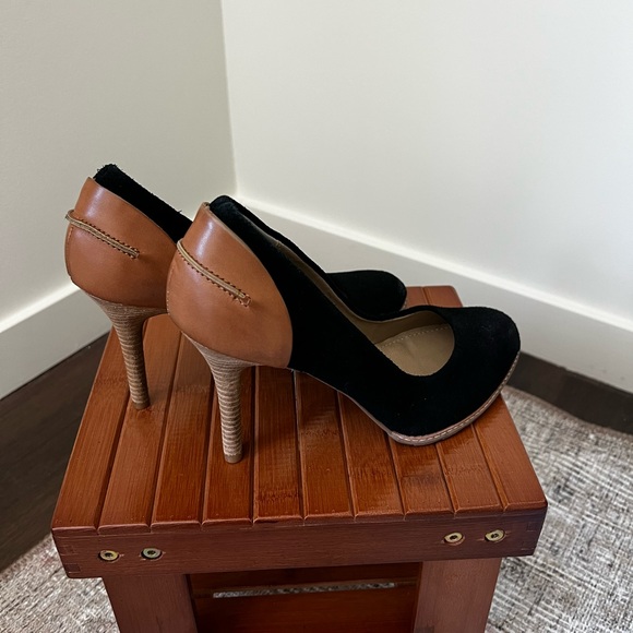 Kenneth Cole Reaction Black and Tan 4 inch heel size 8.5 - Picture 2 of 4